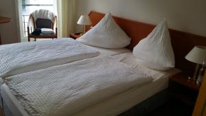 Postel nebo postele na pokoji v ubytování Hotel Garni Kaiserpfalz