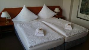 Postel nebo postele na pokoji v ubytování Hotel Garni Kaiserpfalz