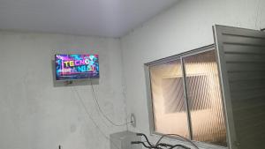 Lar dos Cordeiro في بيليم: تلفزيون على جدار في الحمام +4 صور