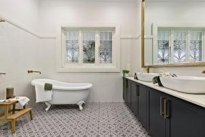 Koupelna v ubytování Merewether House 1910 - Iconic and Luxury Home + 23 fotografií