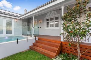 Bazén v ubytování Merewether House 1910 - Iconic and Luxury Home nebo v jeho okolí