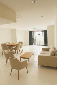 a living room with tables and chairs and a couch at Casa para cop 30 in Belém