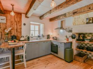 MontcabrierにあるLe Mas dAmourのキッチン(シンク、テーブル付)