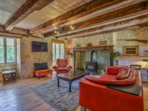 MontcabrierにあるLe Mas dAmourのリビングルーム(赤い家具、暖炉付)