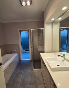 Koupelna v ubytování Spacious Famiy Living in the Heart of Marsden Park