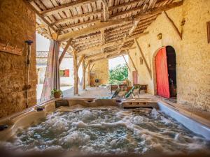 MontcabrierにあるLe Mas dAmourの大きな建物にある大きな浴槽