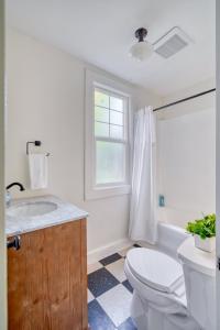 ein Badezimmer mit Toilette und Waschbecken und einem Fenster in der Unterkunft Stay Portland - La Casa Burnside - Local Eateries, Shops, and Bars in Portland