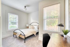 ein Schlafzimmer mit einem Bett und zwei Fenstern in der Unterkunft Stay Portland - La Casa Burnside - Local Eateries, Shops, and Bars in Portland + 24 Fotos