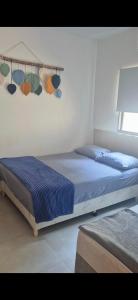 ジャパラティンガにあるCasa recém construída + piscina, próxima da praiaのベッドルーム1室(青いシーツとランプ付きのベッド2台付) +5枚の写真