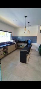 ジャパラティンガにあるCasa recém construída + piscina, próxima da praiaの部屋にテーブルと椅子のあるキッチン