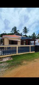 ジャパラティンガにあるCasa recém construída + piscina, próxima da praiaの前に柵がある大きな家