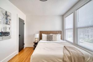 ein Schlafzimmer mit einem großen Bett und einem großen Fenster in der Unterkunft Stay Portland - La Casa Burnside -Local Eateries -Shops - Bars in Portland