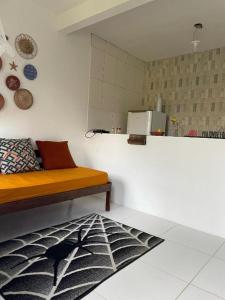 a living room with a bench and a counter at Vila Flor in Cairu +58 photos