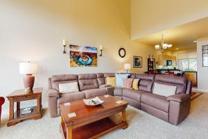 ein Wohnzimmer mit Couch und Tisch in der Unterkunft Eagle Crest Village Lp Getaway in Redmond