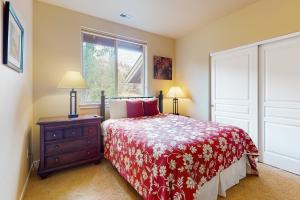 ein Schlafzimmer mit einem Bett und einem Fenster in der Unterkunft Eagle Crest Village Lp Getaway in Redmond + 36 Fotos