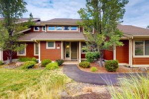 ein Haus mit einem roten Haus mit einer Auffahrt in der Unterkunft Eagle Crest Village Lp Getaway in Redmond