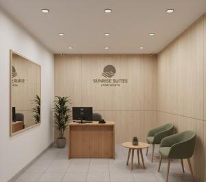 Un vestíbulo con dos sillas y un ordenador en la pared. en S2 Apart, en Arsuz