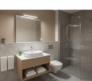 Un baño con lavabo, ducha e inodoro. en S2 Apart, en Arsuz 15 fotos más