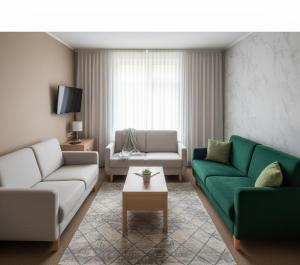 Una sala de estar con dos sofás y una mesa. en S2 Apart, en Arsuz