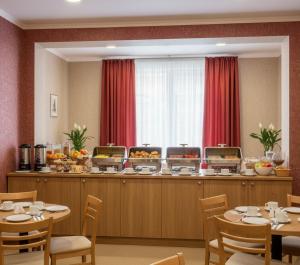 Un restaurante con mesas y sillas y un buffet. en S2 Apart, en Arsuz