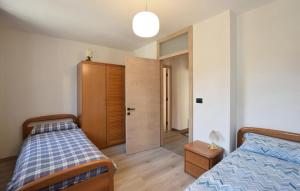 a bedroom with two beds and a sliding door at Gorgeous Apartment In Lamon With Wifi in Lamon