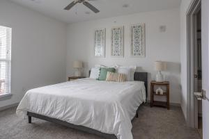 Ένα ή περισσότερα κρεβάτια σε δωμάτιο στο FeeLatHome l Rosenberg l Lakeview +35 φωτογραφίες