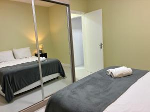 Postel nebo postele na pokoji v ubytování Aptos completos com localização privilegiada no coração de Floripa – CSNs + 3 fotografie