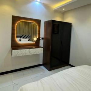 a bedroom with a bed and a mirror at Kingstone in Amman