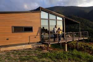 a man and woman standing on the balcony of a house at Suite en Viñedo in Arteaga