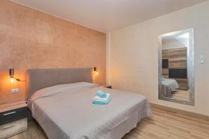 a hotel room with a bed with a mirror at Cozy apartment in classic style in Playa de San Juan