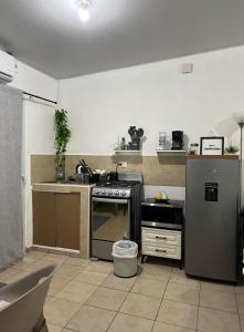 una cocina con fregadero y estufa horno superior en Lugar tranquilo, en Sitio Grande