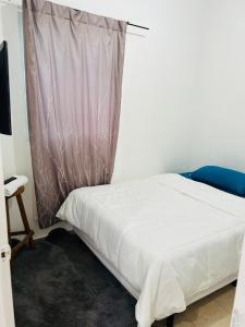 un dormitorio con una cama con mosquitera en Lugar tranquilo, en Sitio Grande
