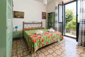 ジャッレにあるVilla Due Leoniのベッドルーム1室(ベッド1台、緑の掛け布団付) +31枚の写真
