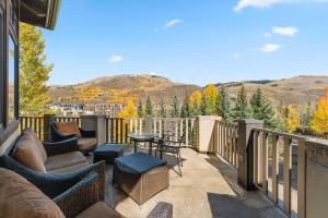 einen möblierten Balkon mit Bergblick in der Unterkunft West Vail Retreat Steps to Ski plus Private Hot Tub in Vail + 40 Fotos
