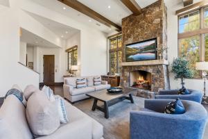 ein Wohnzimmer mit Sofas und Kamin in der Unterkunft West Vail Retreat Steps to Ski plus Private Hot Tub in Vail