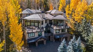 eine Luftansicht eines großen Hauses im Wald in der Unterkunft West Vail Retreat Steps to Ski plus Private Hot Tub in Vail