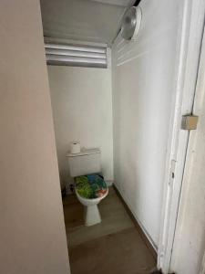 a small bathroom with a toilet in a room at Hotu's Bungalow in Papeete