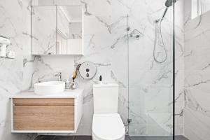 Vannituba majutusasutuses Modern Single Room in Botany - Mins to Airport - Shared Bathroom +30 fotot