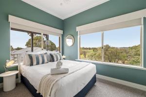 - une chambre avec un grand lit et 2 grandes fenêtres dans l'établissement De'Vinceant - The Grand Manor by Wonnerup Beach, à Geographe 36 autres photos