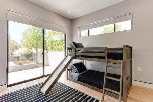 Katil atau katil-katil dalam bilik di Posh Luxury Modern Home with Pool Spa and Rooftop Deck +46 gambar