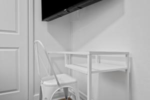 a white desk and a chair in a room at Pittsburgh Shadyside 3D Cozy and Stylish Private Bedroom with Shared Bathroom in Pittsburgh