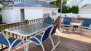 une table et des chaises de patio sur une terrasse dans l'établissement Windsor Escape, à Cape May