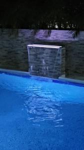 een zwembad met een fontein bij Villas Campos Monterrico in El Banco +6 foto's