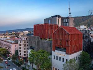 トビリシにあるTbilisi Philharmonic Hotel by Mercureの赤屋根の集合