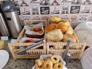 un groupe de paniers remplis de pain et de pâtisseries dans l'établissement Pousada Pelourinho, à Mucuri 16 autres photos