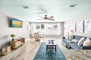 Posezení v ubytování Private Beach Access Sauna Outdoor Fireplace