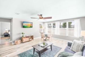 Posezení v ubytování Private Beach Access Sauna Outdoor Fireplace