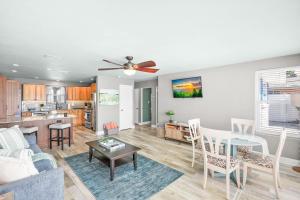 Kuchyň nebo kuchyňský kout v ubytování Private Beach Access Sauna Outdoor Fireplace + 75 fotografií