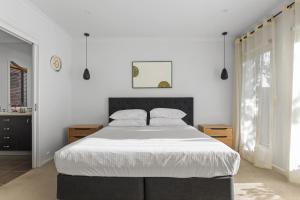 Postel nebo postele na pokoji v ubytování Family Escape with Private Courtyard