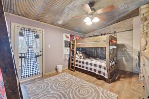 Postel nebo postele na pokoji v ubytování Wind Ridge Cabin